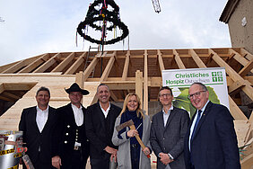 v.l.n.r. Prof. Dr. Holm Große, OB der Stadt Bischofswerda, Zimmerermeister (N.N.), Daniel Neuer, Architekt des Stationären Hospizes Siloah in Bischofswerda, Anja Koebel, Schirmherrin des Christlichen Hospizes Ostsachsens, René Rixrath, Leiter Stationäre Hospizarbeit des Christlichen Hospizes Ostsachsens, Diakon und Pfarrer Volker Krolzik, Geschäftsführer des Christlichen Hospizes Ostsachsens, mit der Richtkrone im Hintergrund