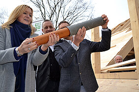 v.l.n.r. Anja Koebel, Schirmherrin des Christlichen Hospizes Ostsachsens, Daniel Neuer, Architekt des Stationären Hospizes Siloah in Bischofswerda, René Rixrath, Leiter Stationäre Hospizarbeit des Christlichen Hospizes Ostsachsens, beim Öffnen der Zeitkapsel