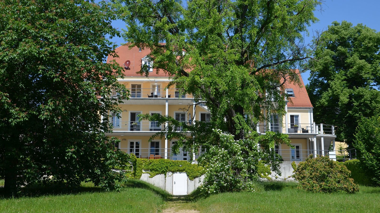 Hospiz-Herrnhut-Rueckansicht