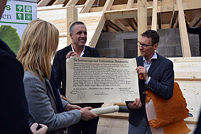 v.l.n.r. Anja Koebel, Schirmherrin des Christlichen Hospizes Ostsachsens, Daniel Neuer, Architekt des Stationären Hospizes Siloah in Bischofswerda, René Rixrath, Leiter Stationäre Hospizarbeit des Christlichen Hospizes Ostsachsens, beim Verlesen des Dokuments aus der Zeitkapsel  